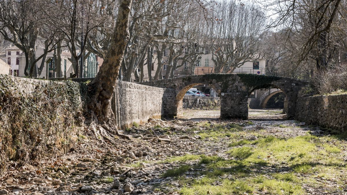 Fotky z vysušené Provence: Zmizela řeka, zásoby podzemních vod jsou mizivé